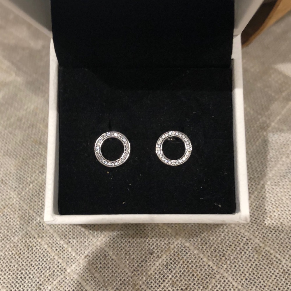 Beautiful pandora earrings